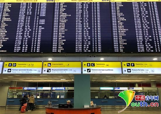 莫斯科谢列梅捷沃国际机场显示屏上满满的中文。中国青年网记者陈琛 摄
