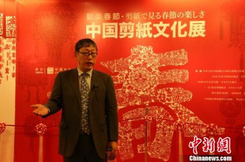 文化研究者、剪纸艺术家王超鹰介绍中国剪纸文化。　吕少威 摄