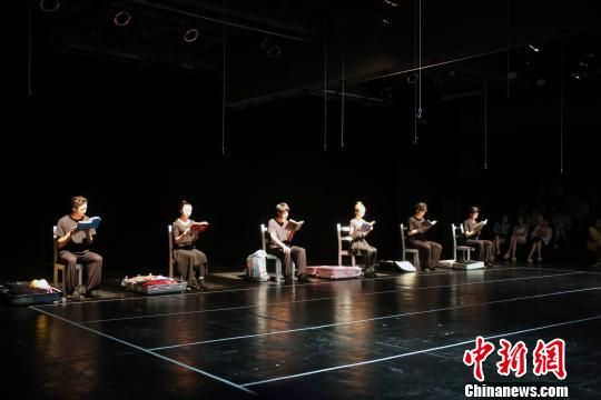 来自天津体育学院运动与文化艺术学院天艺话剧社的同学们在北京朝阳区文化馆表演原创话剧《四十三次日落》。　任海霞 摄